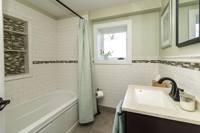 1440 Belmont Lane W, Roseville, MN 55113