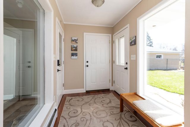 1440 Belmont Lane W, Roseville, MN 55113