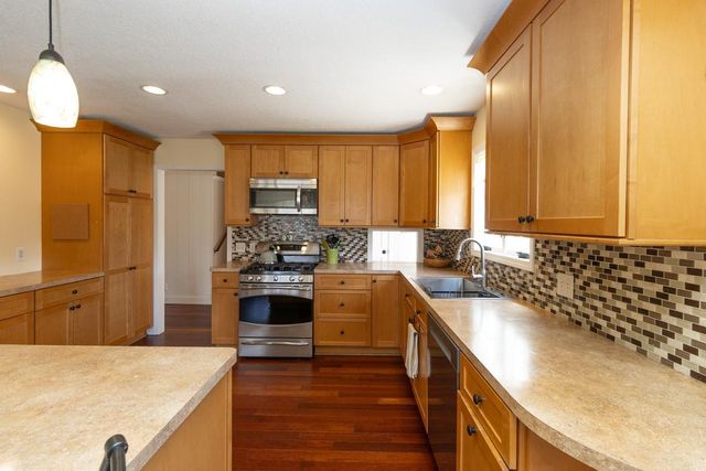 1440 Belmont Lane W, Roseville, MN 55113