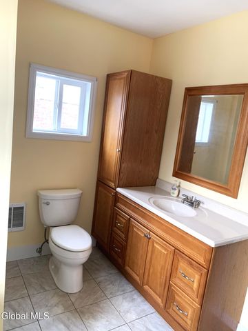 15 Grounds Place, Colonie, NY 12205