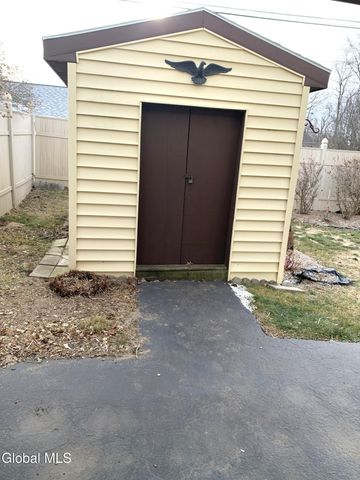 15 Grounds Place, Colonie, NY 12205