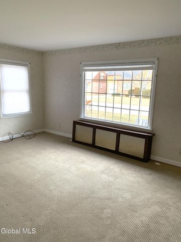 15 Grounds Place, Colonie, NY 12205