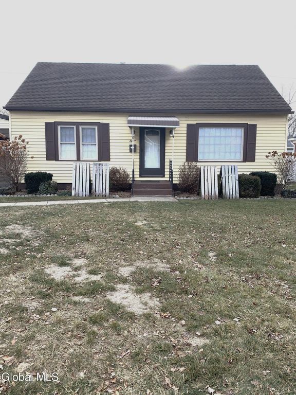 15 Grounds Place, Colonie, NY 12205