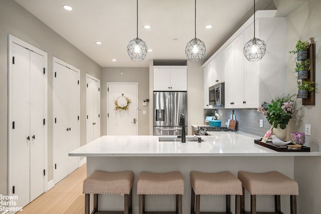 3011 21st St Apt 4E, New York City, NY 11102