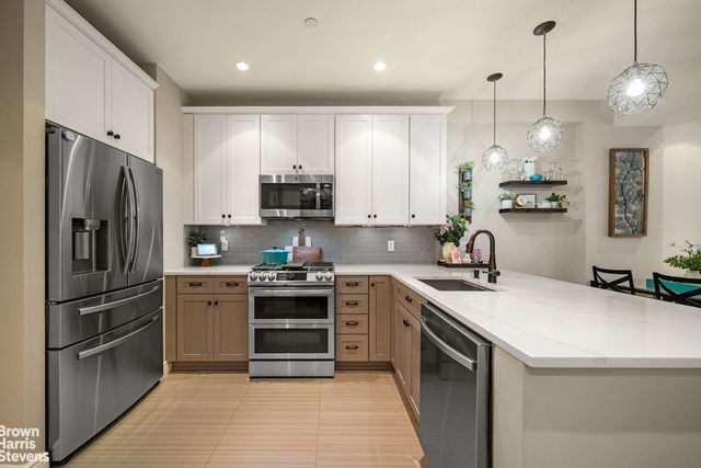3011 21st St Apt 4E, New York City, NY 11102