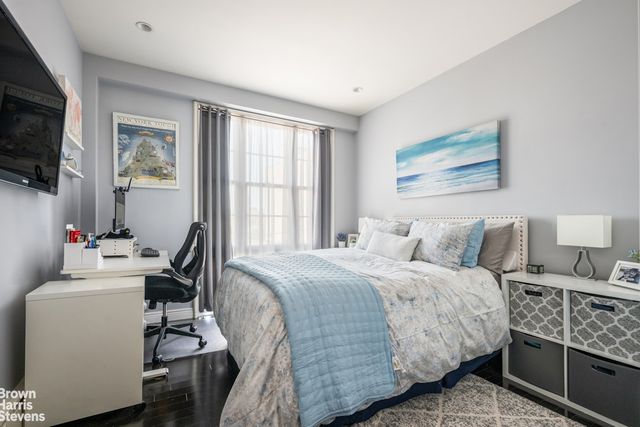 3011 21st St Apt 4E, New York City, NY 11102