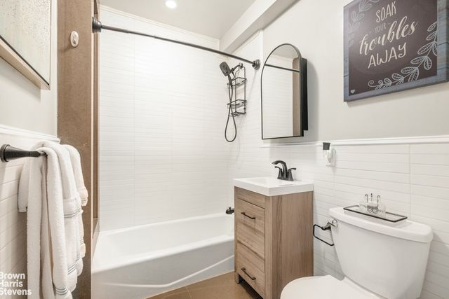 3011 21st St Apt 4E, New York City, NY 11102