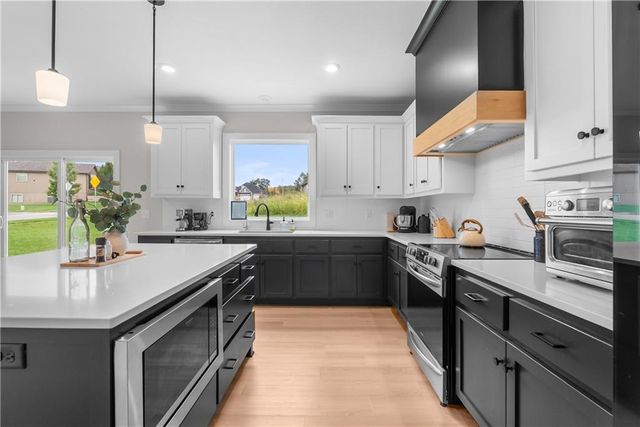 801 Bridgeshire Drive, Raymore, MO 64083