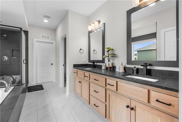 801 Bridgeshire Drive, Raymore, MO 64083
