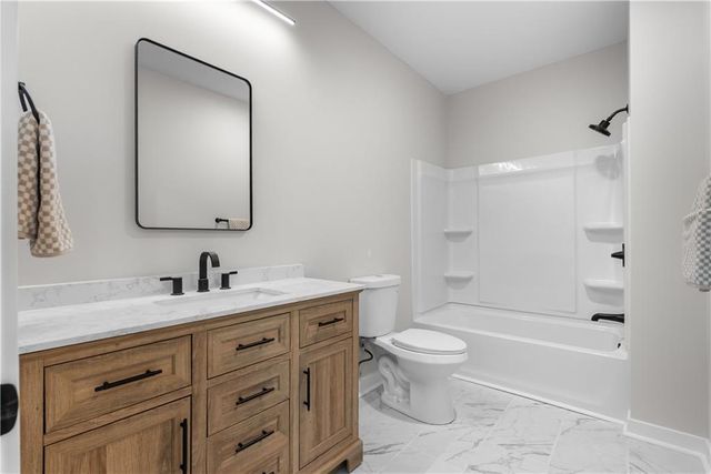 801 Bridgeshire Drive, Raymore, MO 64083