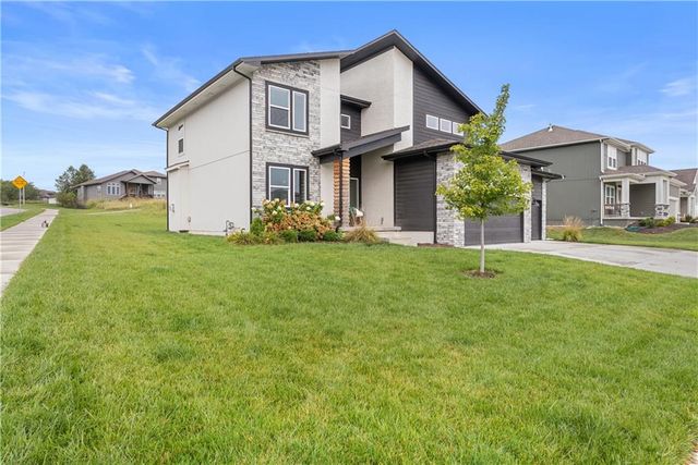 801 Bridgeshire Drive, Raymore, MO 64083