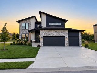 801 Bridgeshire Drive, Raymore, MO 64083