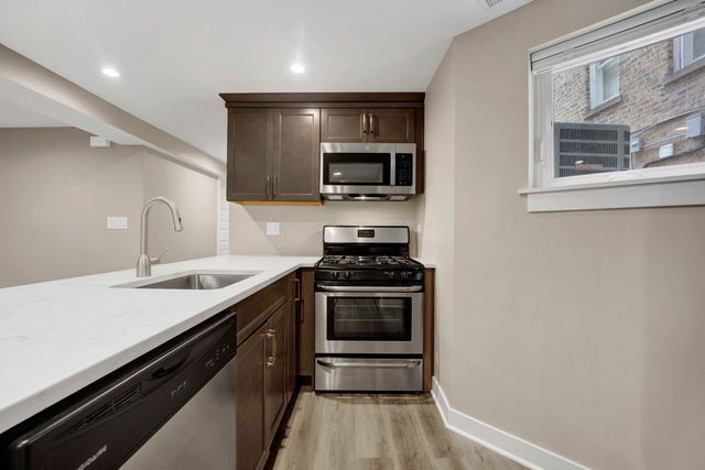 1241 W Newport Avenue G, Chicago, IL 60657