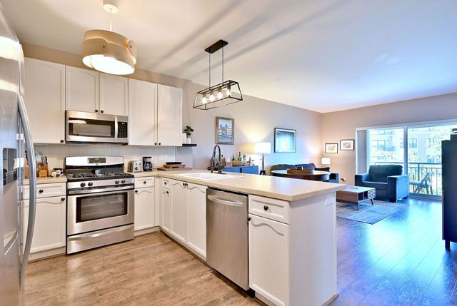 145 S York Street 404, Elmhurst, IL 60126