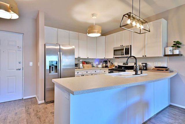 145 S York Street 404, Elmhurst, IL 60126