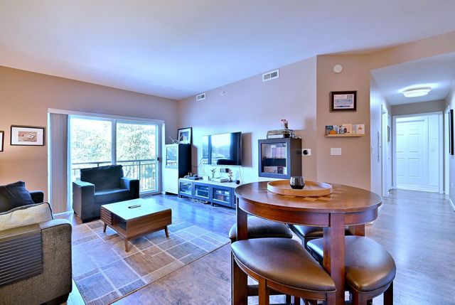 145 S York Street 404, Elmhurst, IL 60126