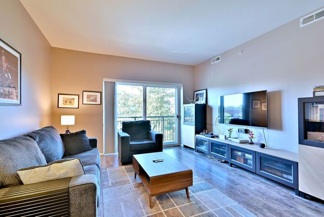 145 S York Street 404, Elmhurst, IL 60126