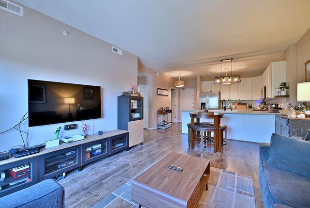 145 S York Street 404, Elmhurst, IL 60126