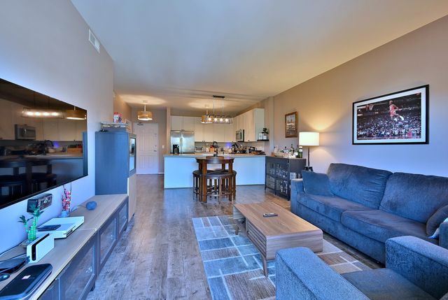 145 S York Street 404, Elmhurst, IL 60126