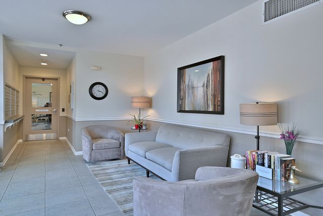 145 S York Street 404, Elmhurst, IL 60126