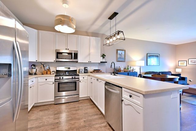 145 S York Street 404, Elmhurst, IL 60126