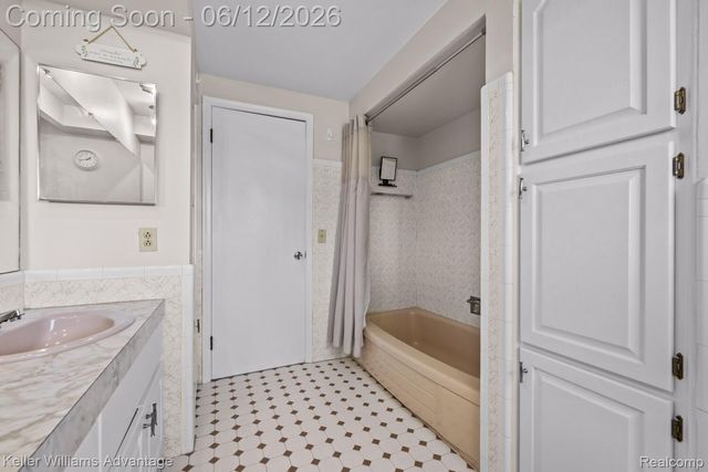 9110 Sandy Ridge Drive, White Lake Charter Township, MI 48386