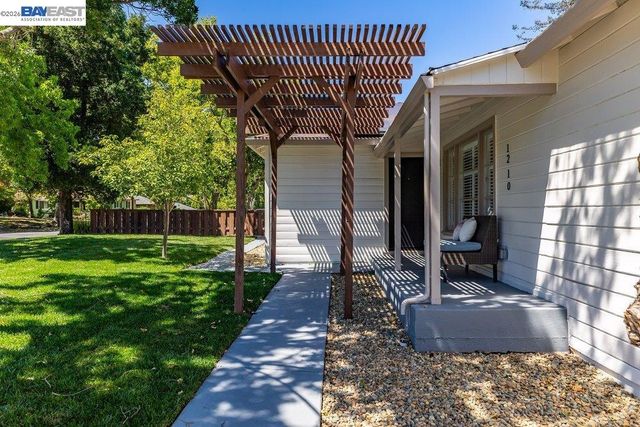 1210 Kendall Ct, Walnut Creek, CA 94595