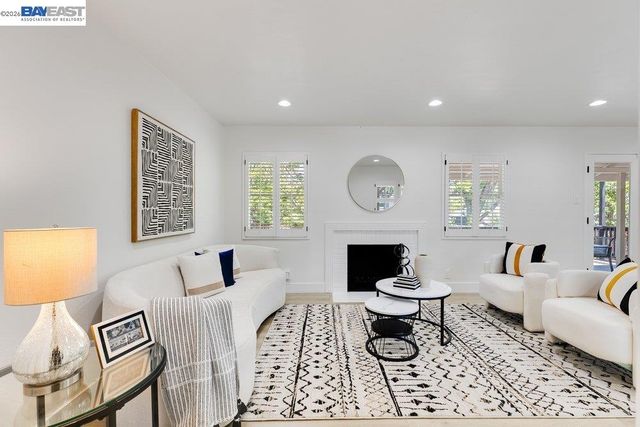 1210 Kendall Ct, Walnut Creek, CA 94595