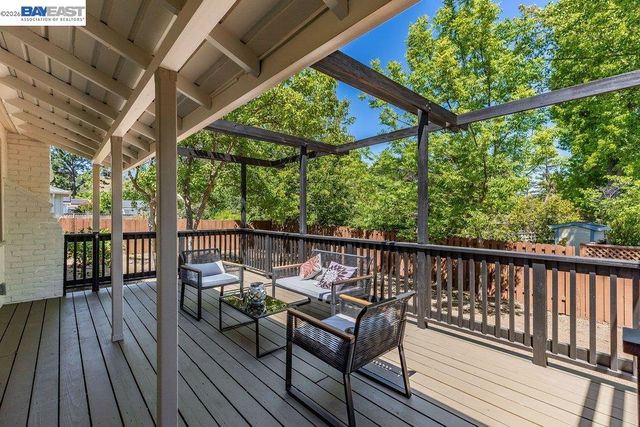 1210 Kendall Ct, Walnut Creek, CA 94595