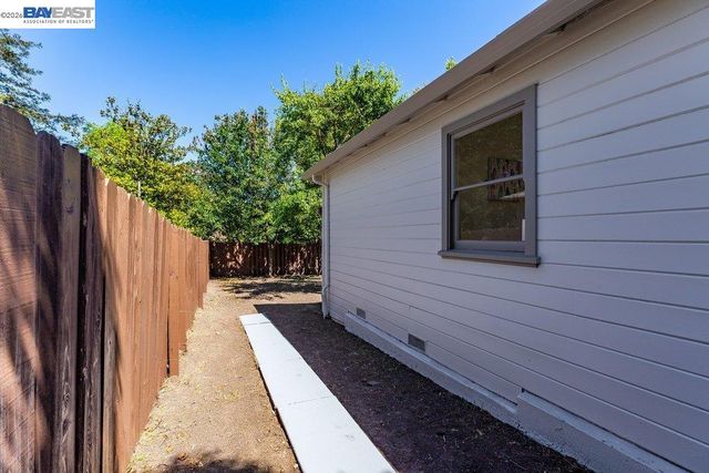 1210 Kendall Ct, Walnut Creek, CA 94595
