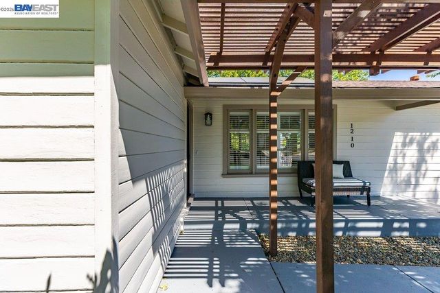 1210 Kendall Ct, Walnut Creek, CA 94595