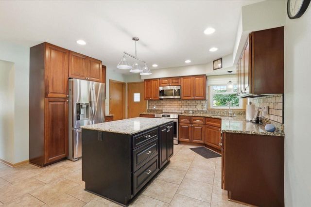 870 Dona Vista DRIVE, Waukesha, WI 53186