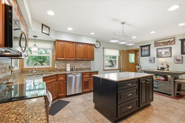 870 Dona Vista DRIVE, Waukesha, WI 53186
