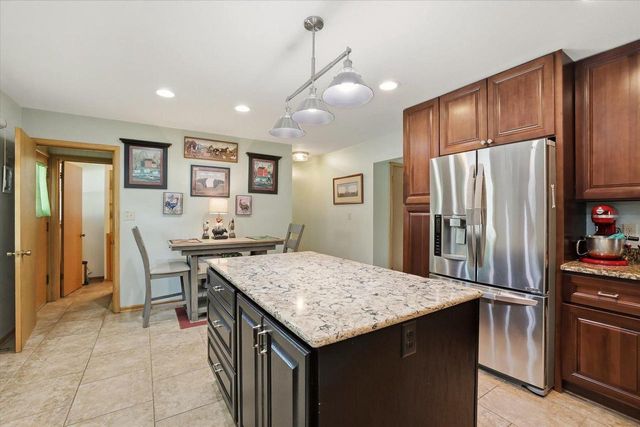 870 Dona Vista DRIVE, Waukesha, WI 53186