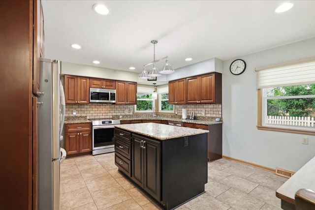 870 Dona Vista DRIVE, Waukesha, WI 53186