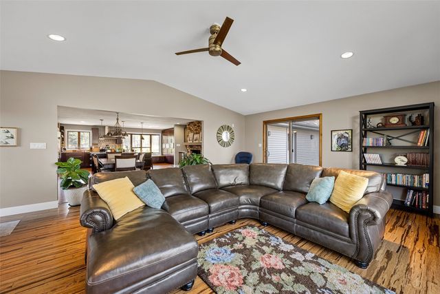 1896 Sunset Drive NE, Solon, IA 52333