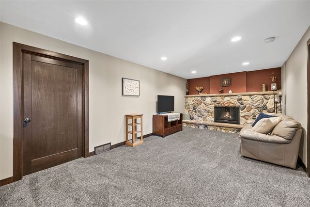 1896 Sunset Drive NE, Solon, IA 52333