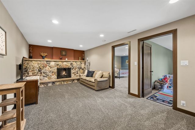 1896 Sunset Drive NE, Solon, IA 52333