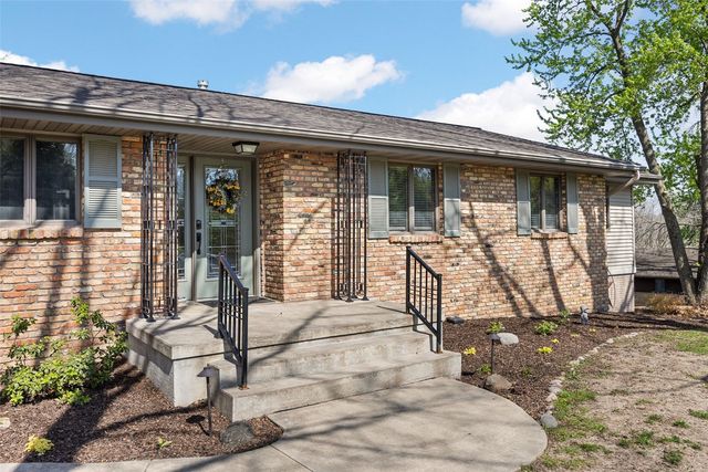 1896 Sunset Drive NE, Solon, IA 52333