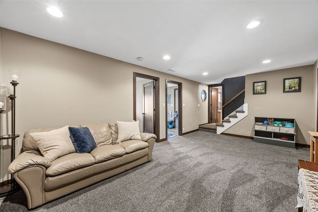 1896 Sunset Drive NE, Solon, IA 52333