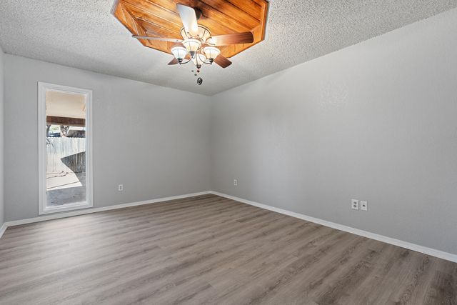 8606 Knoxville Avenue, Lubbock, TX 79423