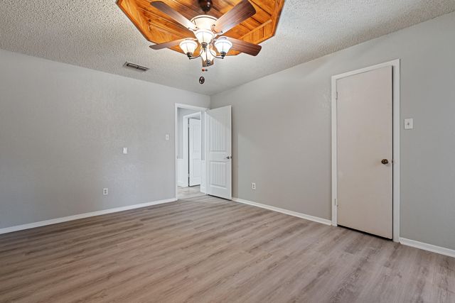 8606 Knoxville Avenue, Lubbock, TX 79423