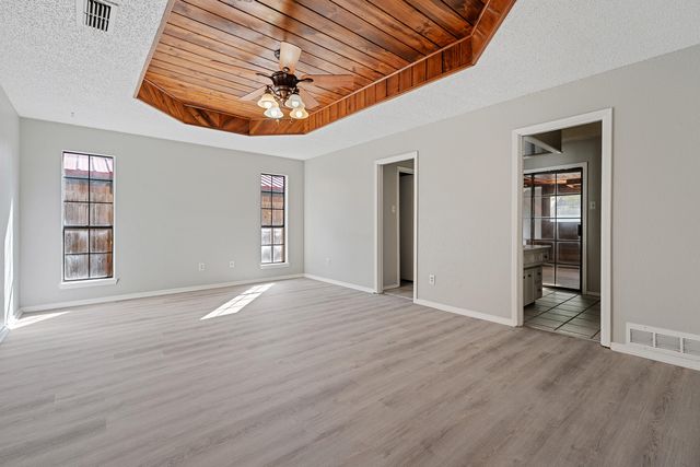 8606 Knoxville Avenue, Lubbock, TX 79423