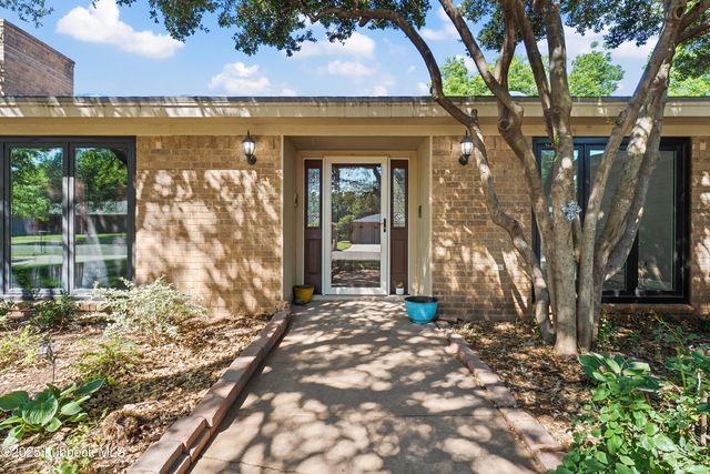 8606 Knoxville Avenue, Lubbock, TX 79423