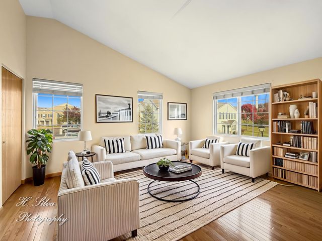 1431 Silverstone Drive 1431, Carpentersville, IL 60110