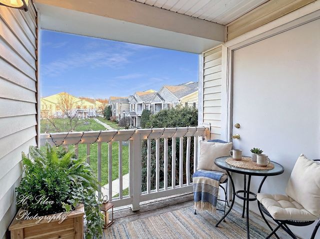 1431 Silverstone Drive 1431, Carpentersville, IL 60110