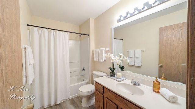 1431 Silverstone Drive 1431, Carpentersville, IL 60110