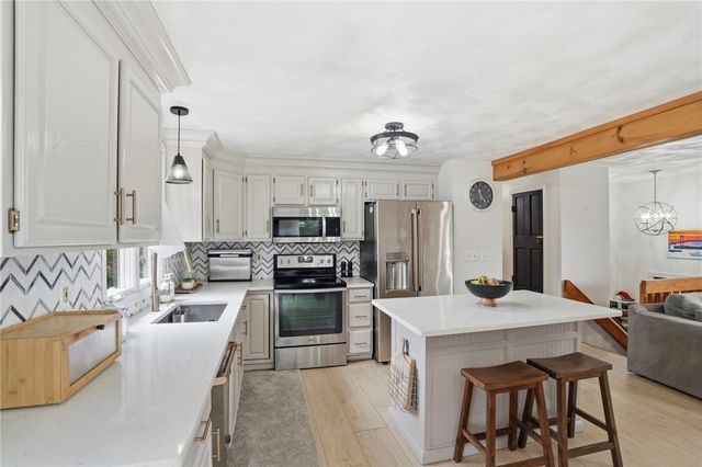 118 King Phillip Street, Portsmouth, RI 02871