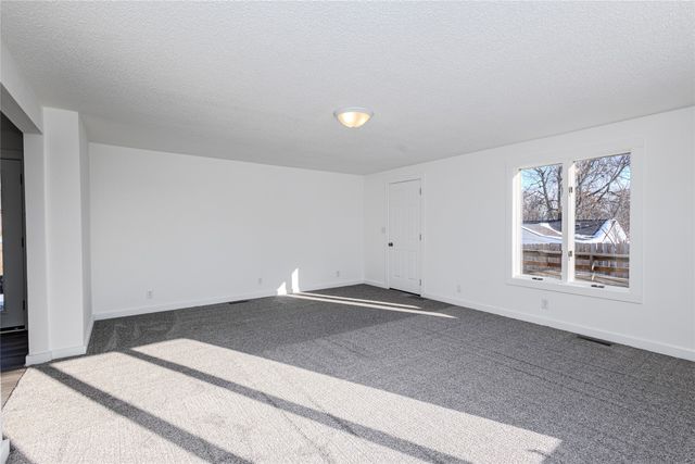 310 E 11th Street N, Newton, IA 50208