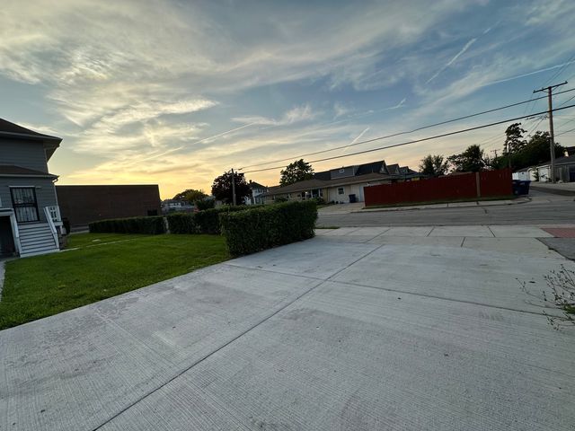 801 S 16th Avenue, Maywood, IL 60153